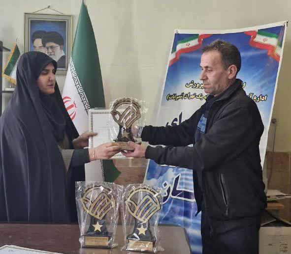 اعطای نشان لوح برتر پژوهشی به دبستان پسرانه شیخ محمد خیابانی - 1404